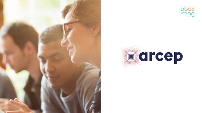 Groupe de personnes souriantes en discussion, logo de l'Arcep
