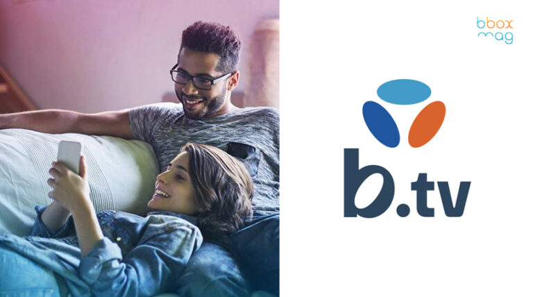 Couple souriant en train de regarder un smartphone, logo b.tv Bouygues Telecom