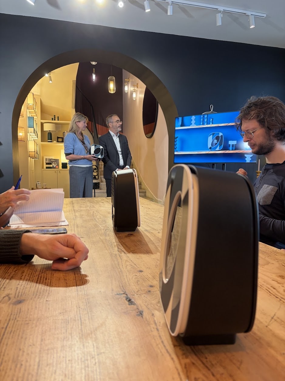 La Bbox WiFi 7 édition spéciale Sarah Lavoine de profil avec son motif géométrique
