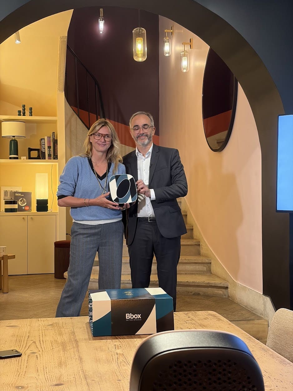 Sarah Lavoine et Marc Laurier présentant la Bbox WiFi 7 édition spéciale lors de la conférence de presse du 7 mai 2026