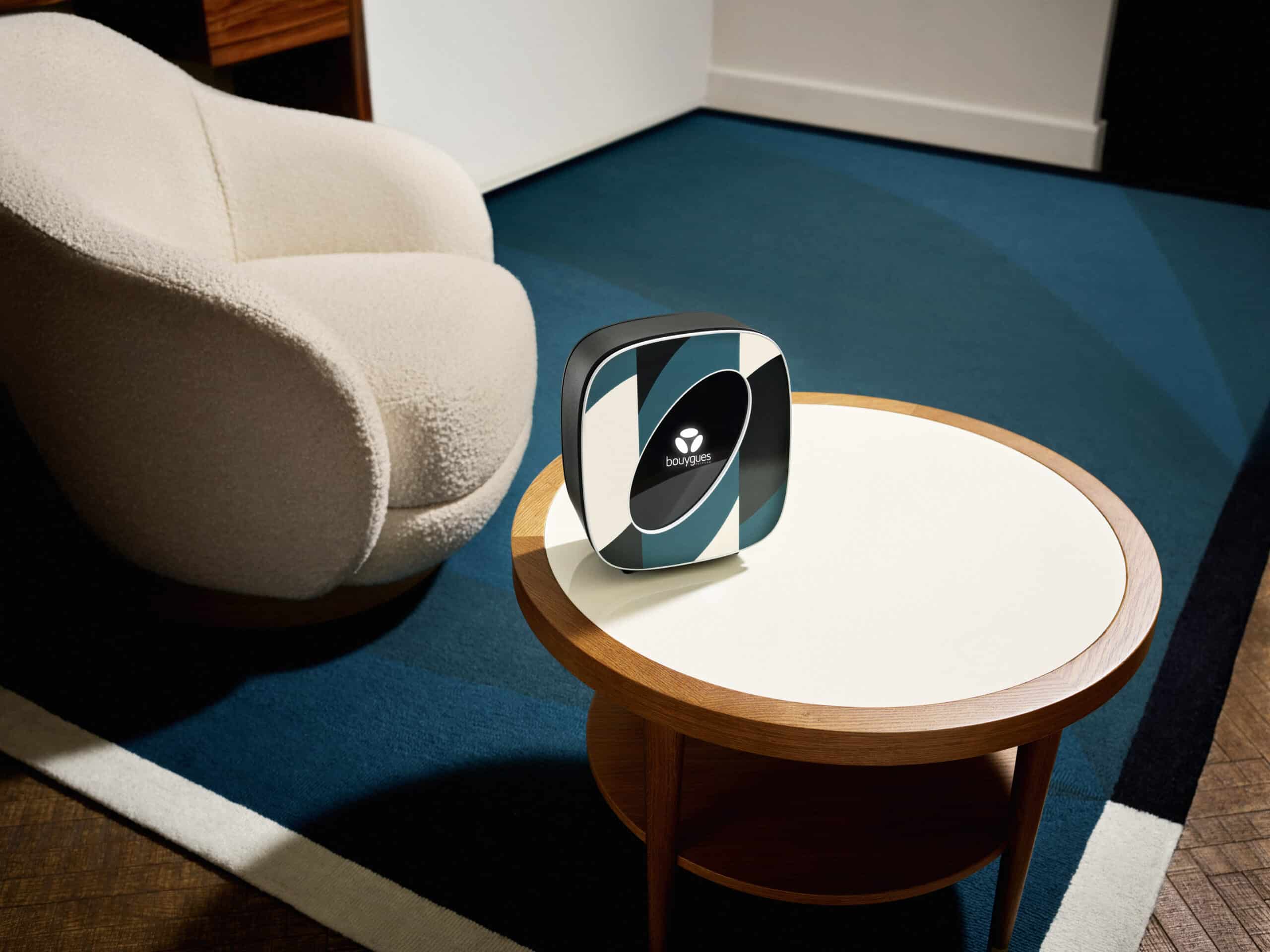 Bbox WiFi 7 édition spéciale posée sur une table basse dans un salon