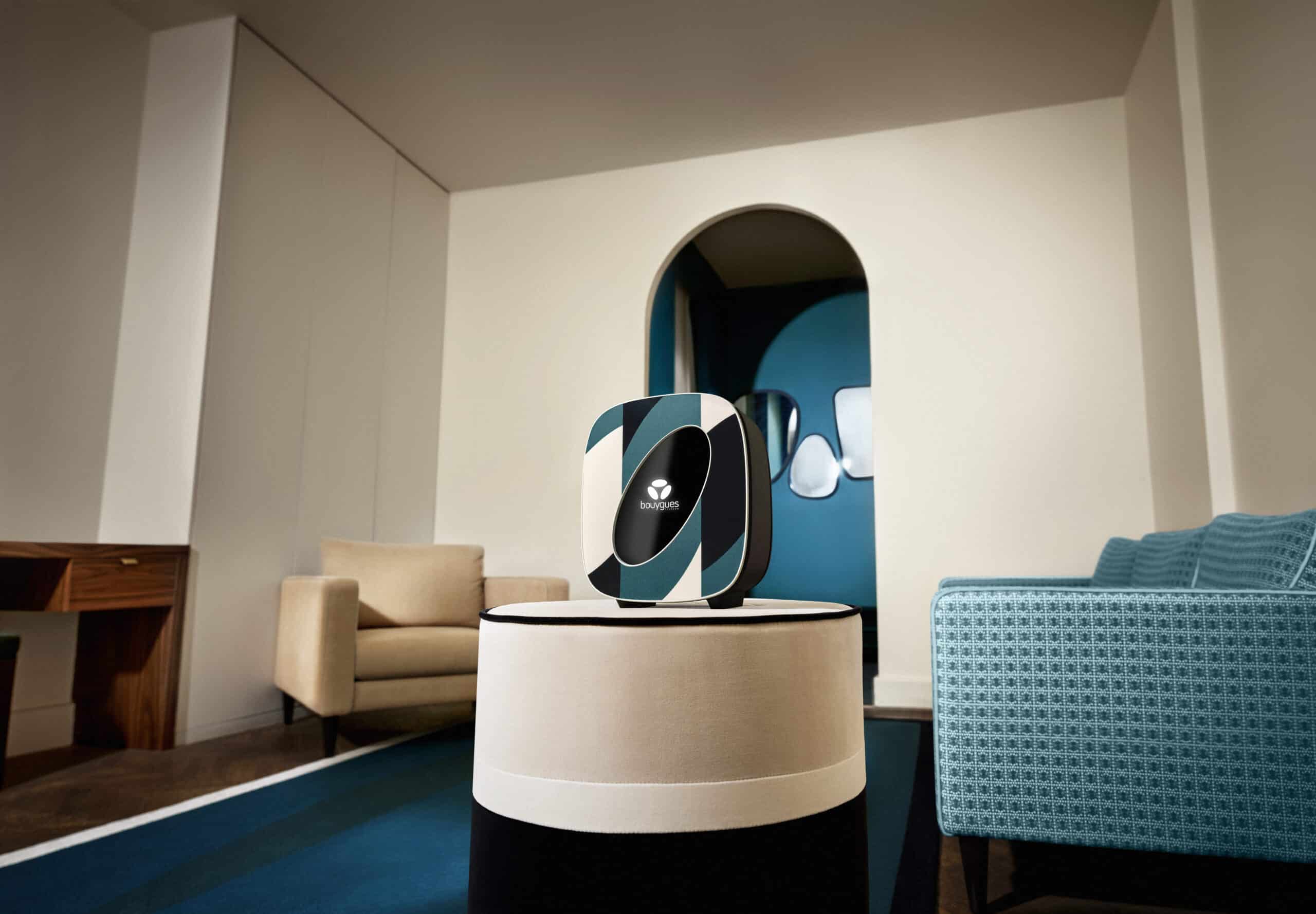 Bbox WiFi 7 édition spéciale dans un salon avec alcôve