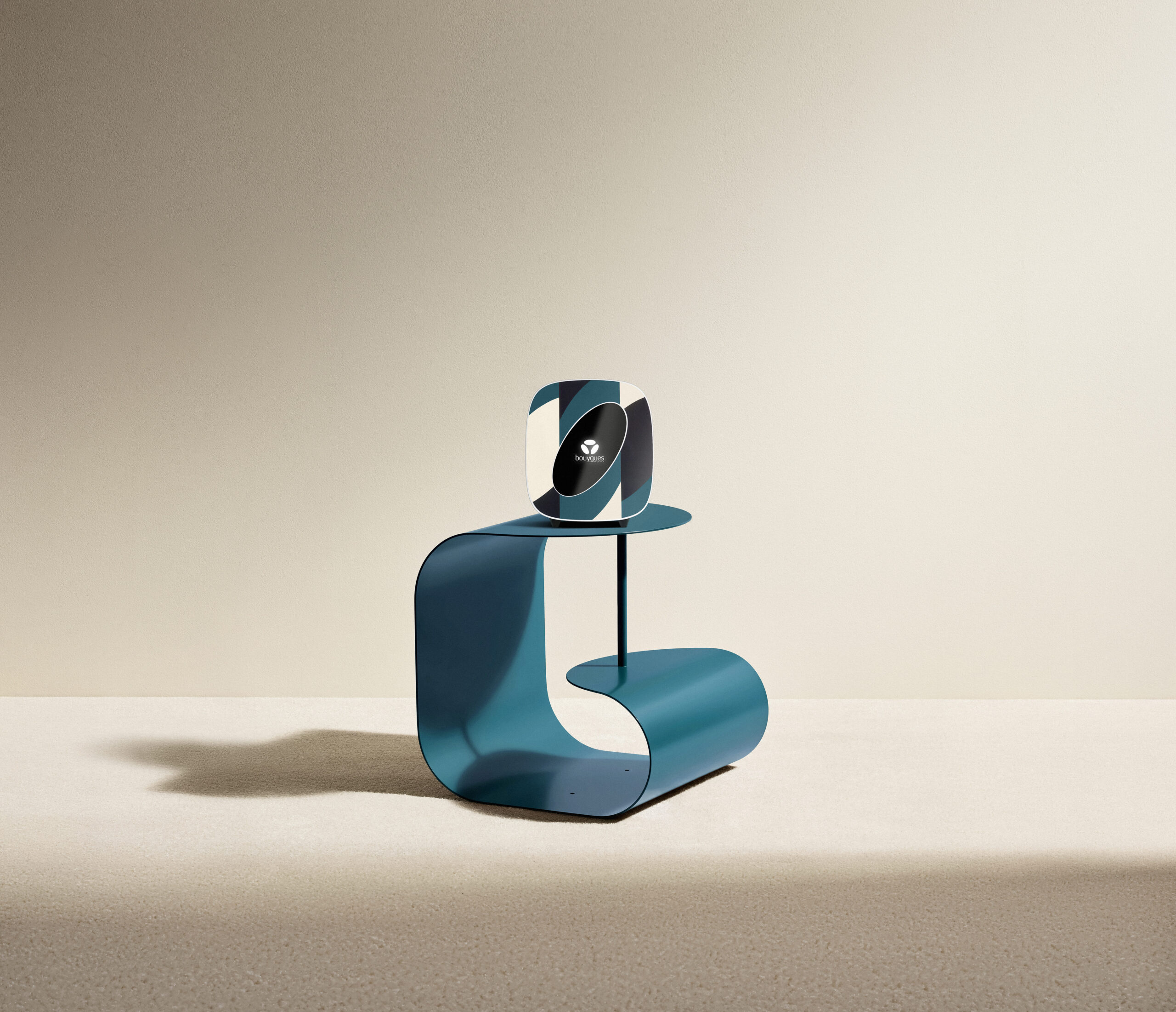 Bbox WiFi 7 édition spéciale sur une table basse bleue