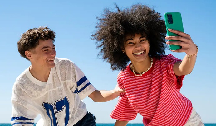 Jeunes clients profitant de l'été avec un forfait Bouygues Telecom