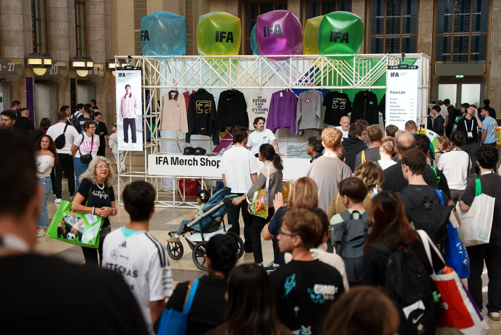 IFA 2026 : foule de visiteurs devant le stand IFA Merch Shop à Messe Berlin