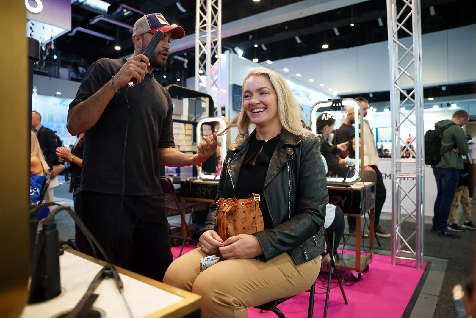 Démonstration de coiffure sur le stand beauté AMORY à l'IFA 2026