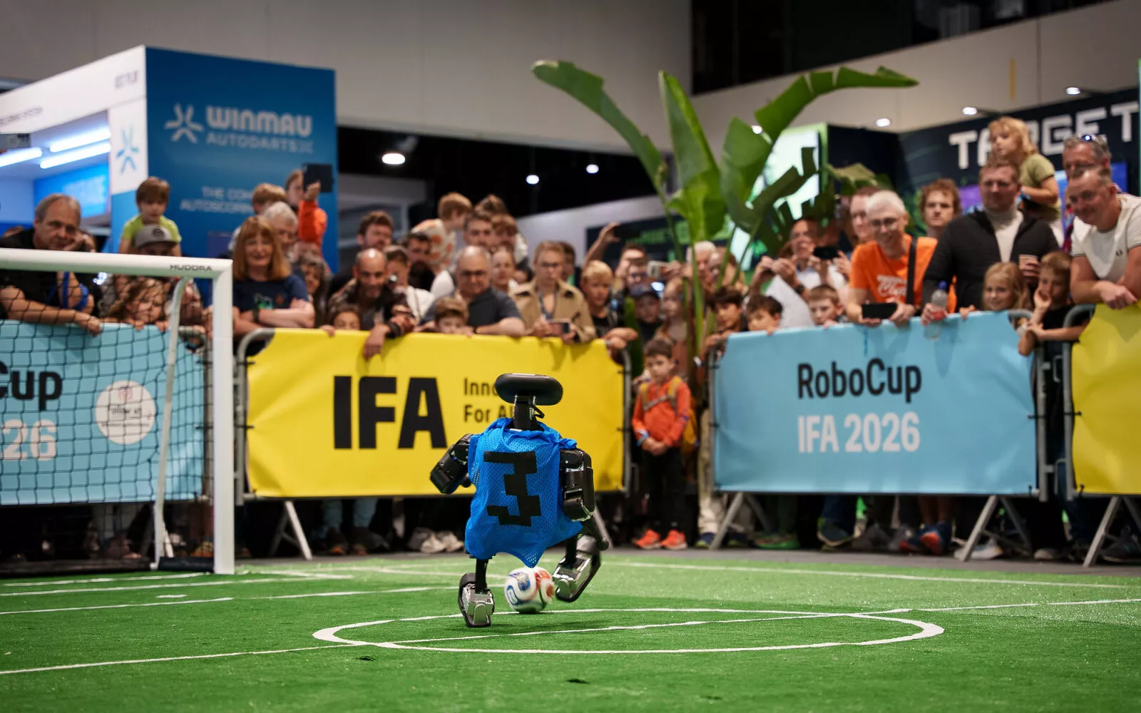 Robot bipède tirant au but lors de la démonstration RoboCup à l'IFA 2026