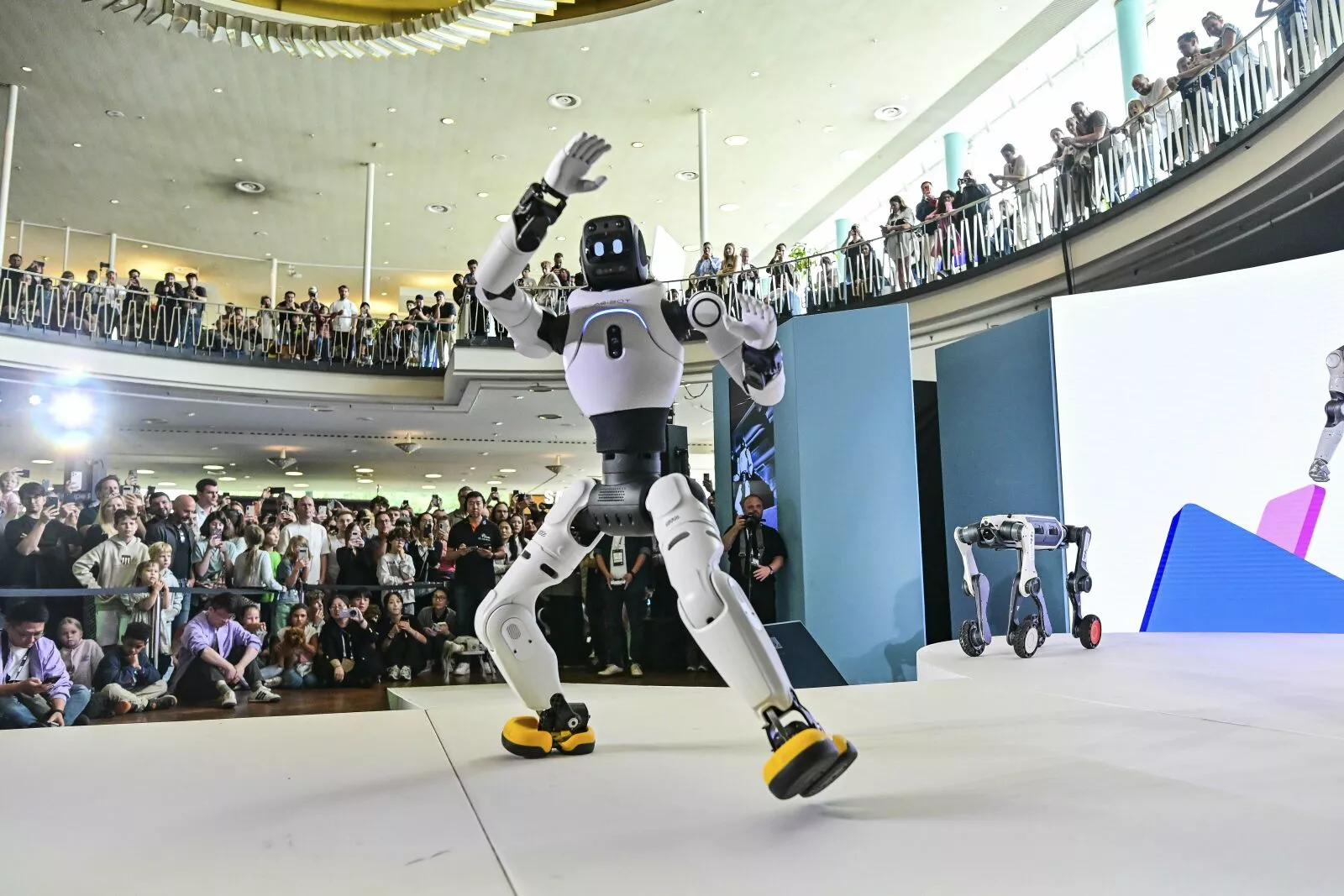 Robot humanoïde Agibot sur scène lors de Robots on the Runway à l'IFA 2026