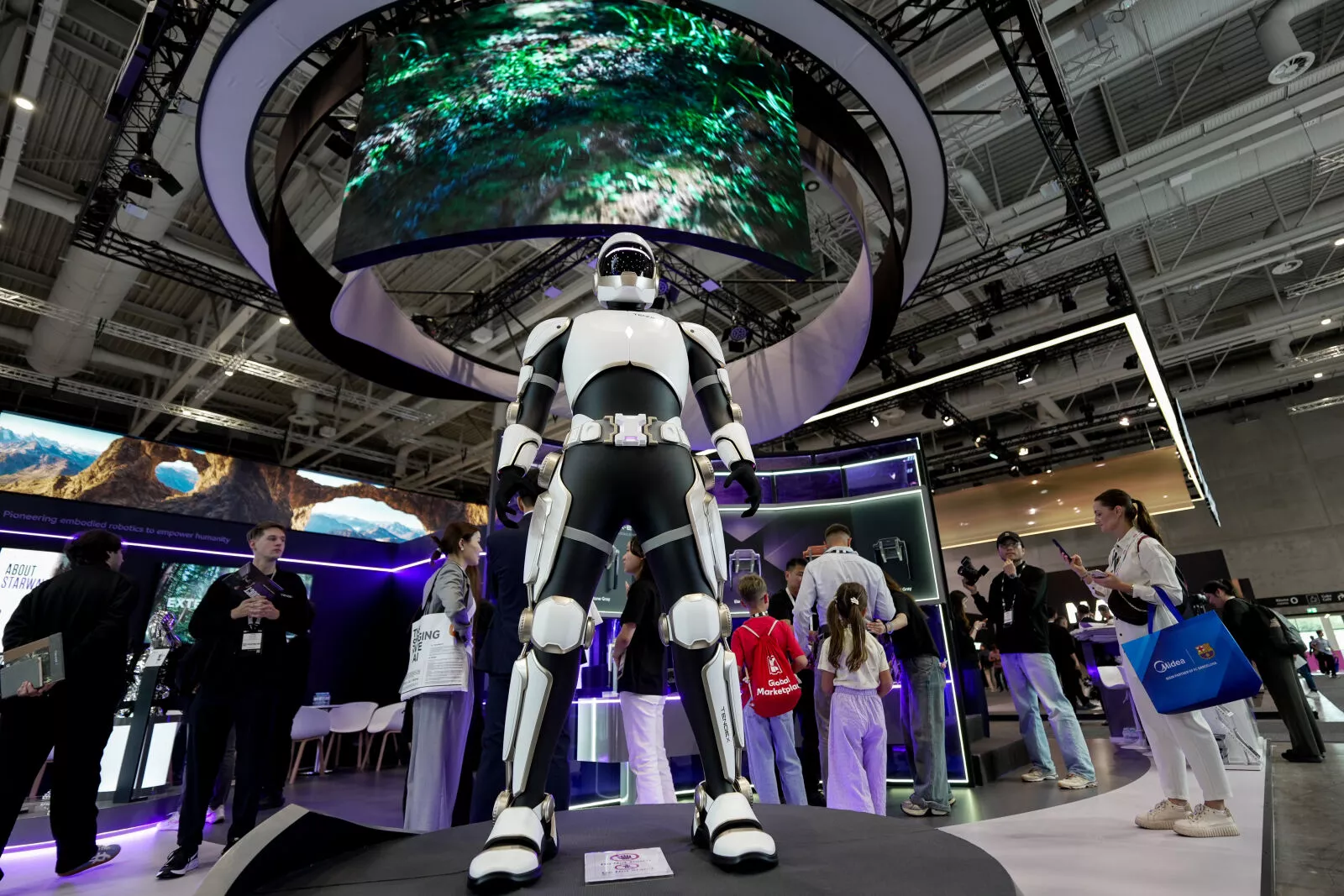 Robot humanoïde exposé sur le stand Midea à l'IFA 2026