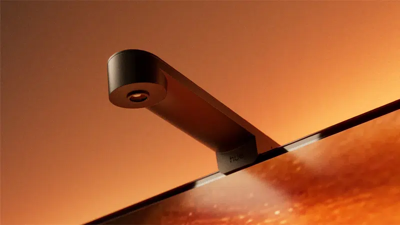 Caméra Philips Hue Play Screen Sync posée sur un téléviseur, maison connectée IFA 2026