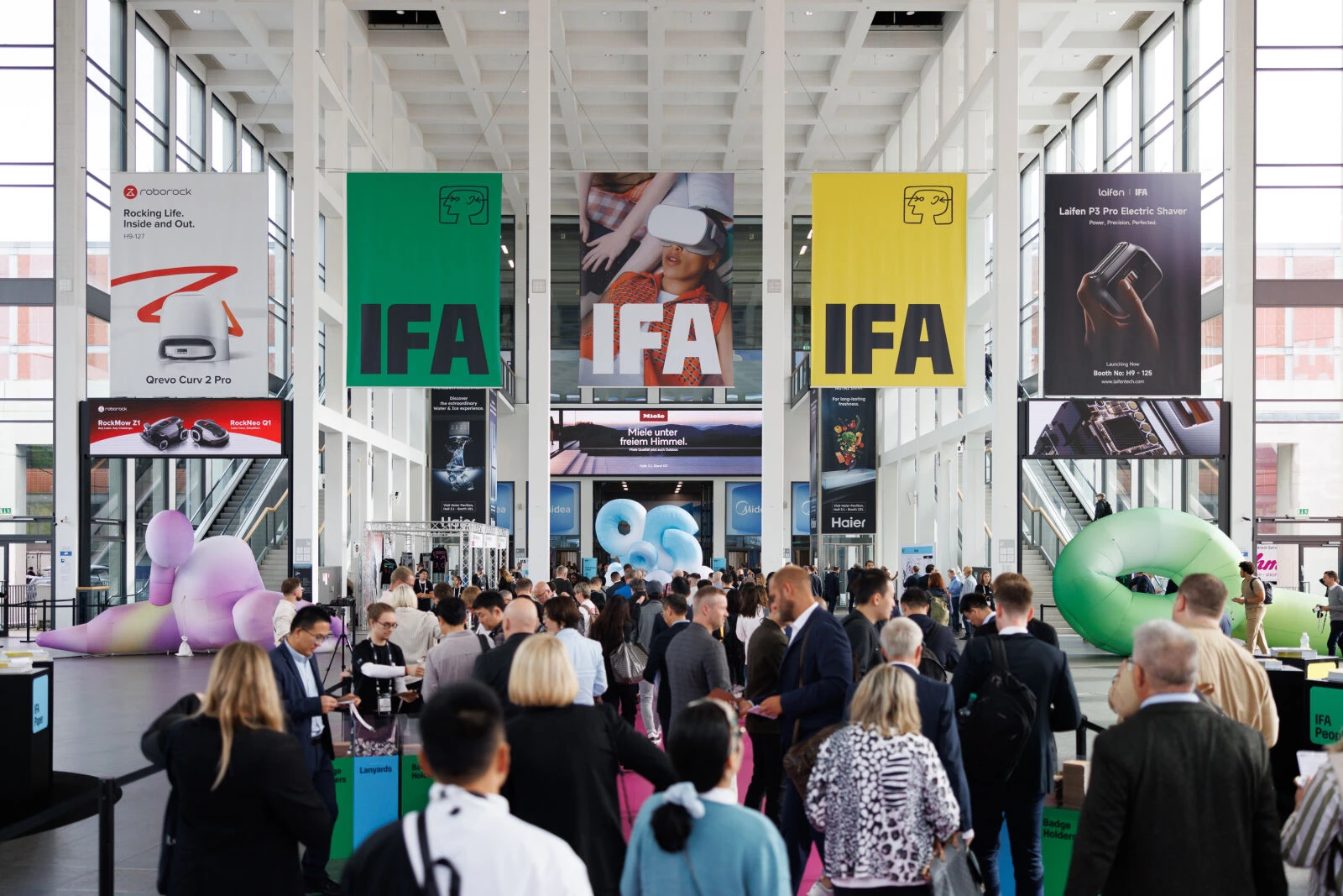 Hall d'entrée de l'IFA 2026 avec les bannières Roborock, Laifen, Haier et Shokz