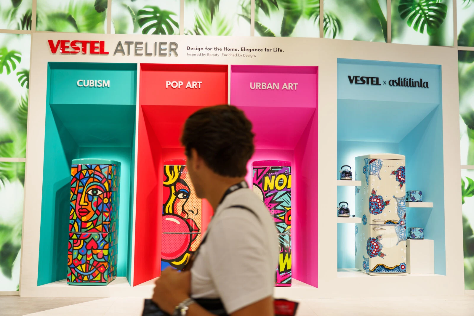 Réfrigérateurs aux motifs artistiques sur le stand Vestel Atelier à l'IFA 2026