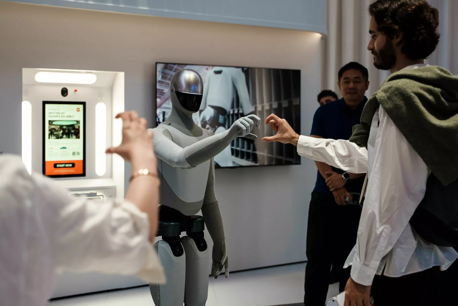 Visiteur interagissant avec le robot humanoïde CyberOne sur le stand Xiaomi à l'IFA 2026